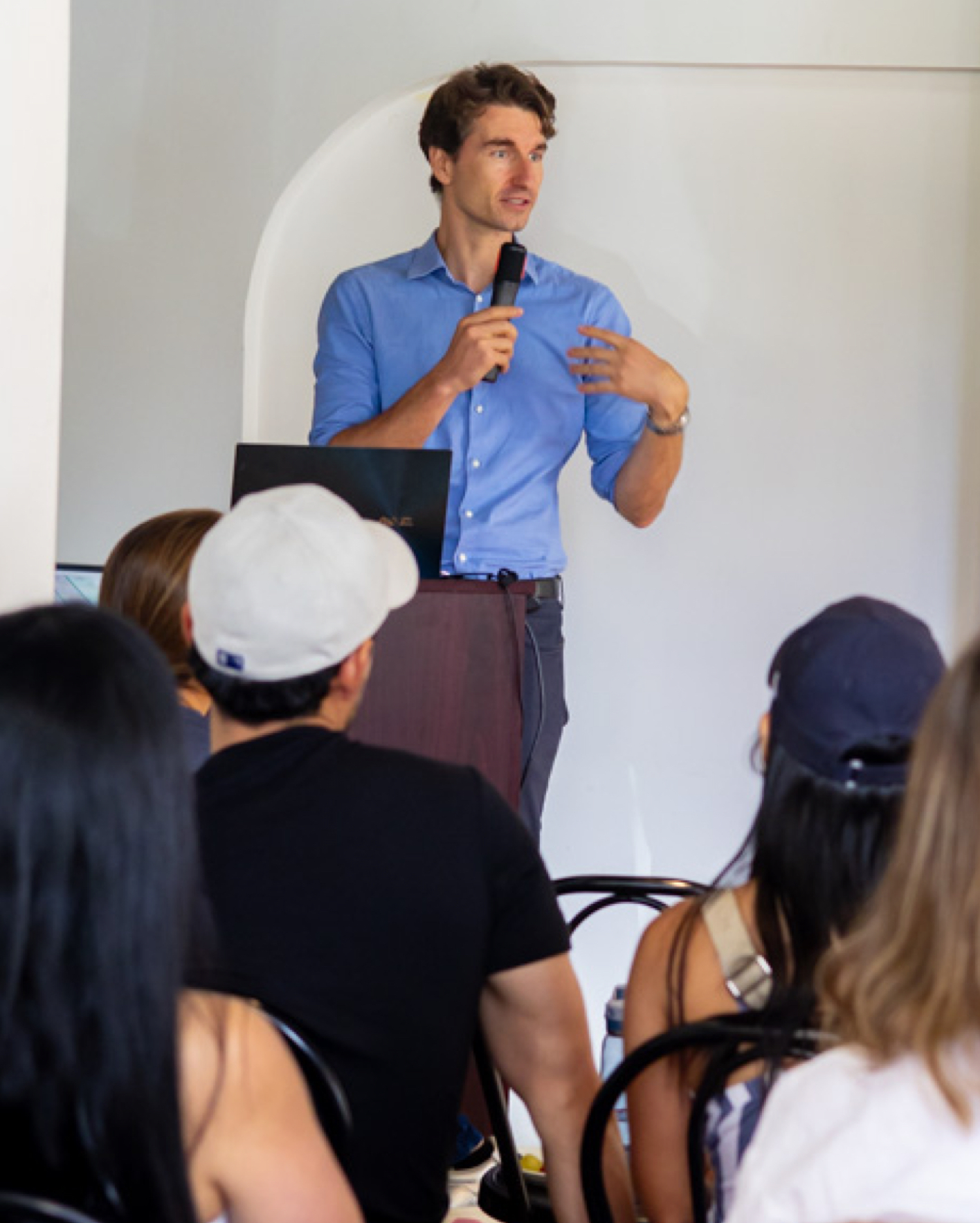Christian Baumann presentando en un seminario de inversión inmobiliaria
