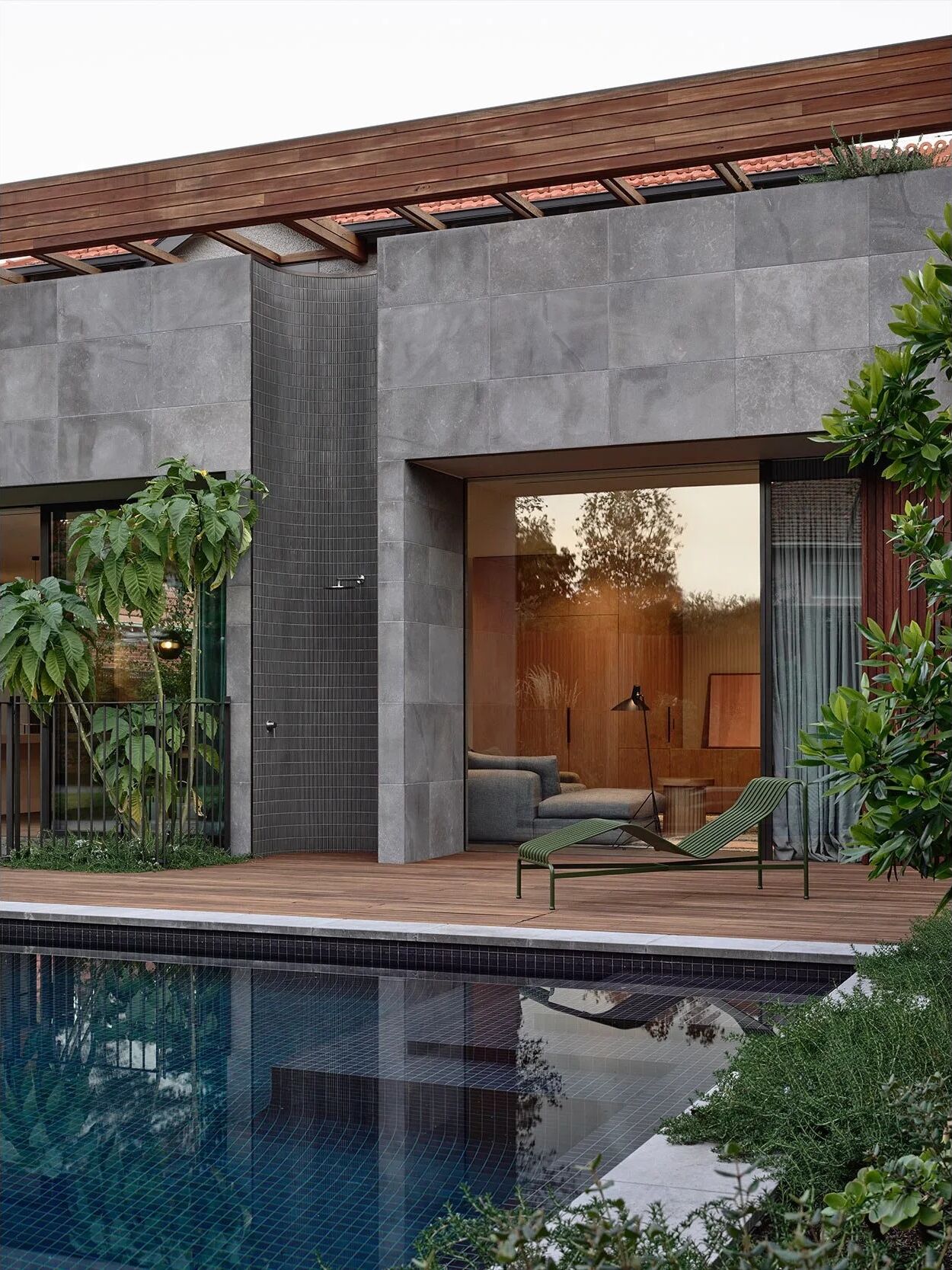 Kerferd Rd, rear facade and pool
