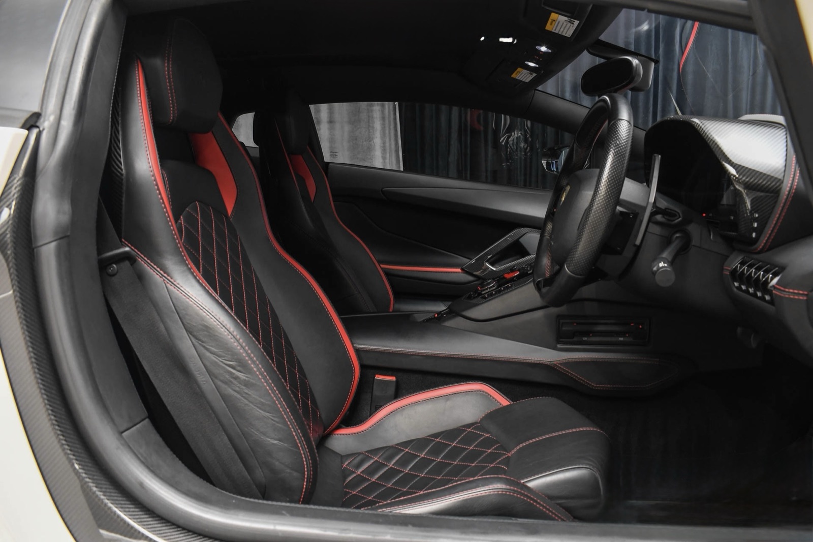 Lamborghini Aventador S, view 2