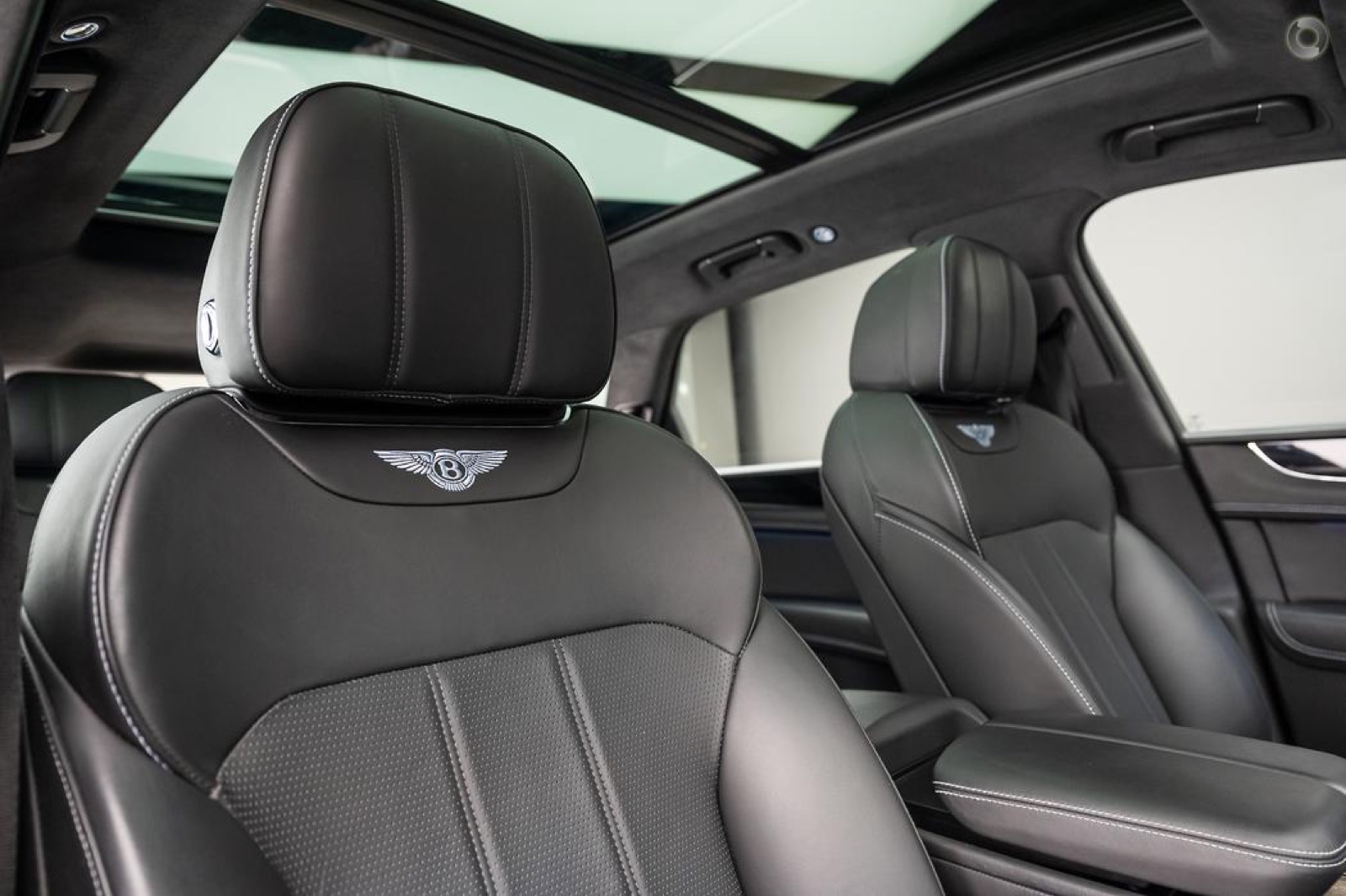 Bentley Bentayga V8, view 2