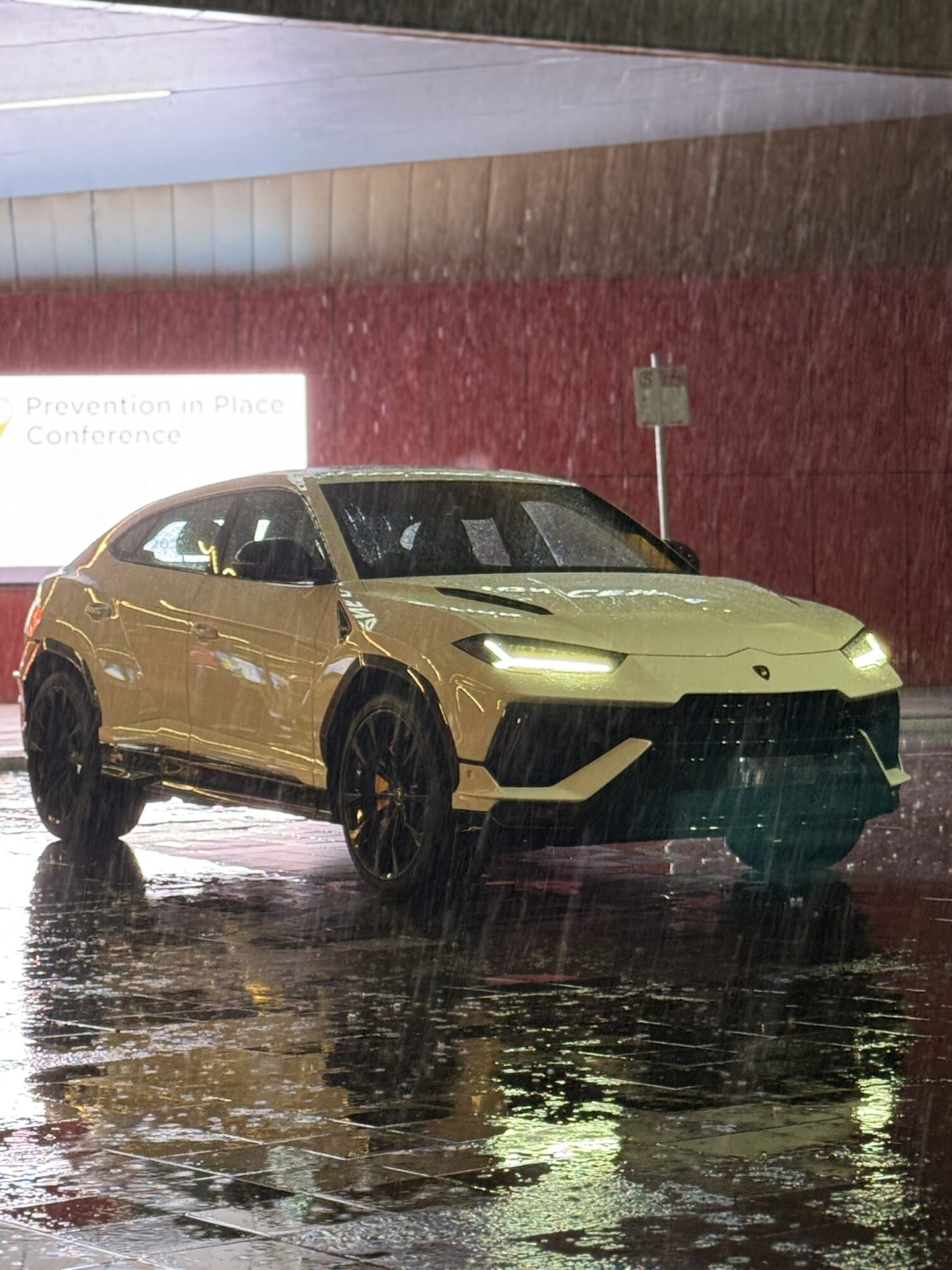 Lamborghini Urus, Conference transfer, wet weather