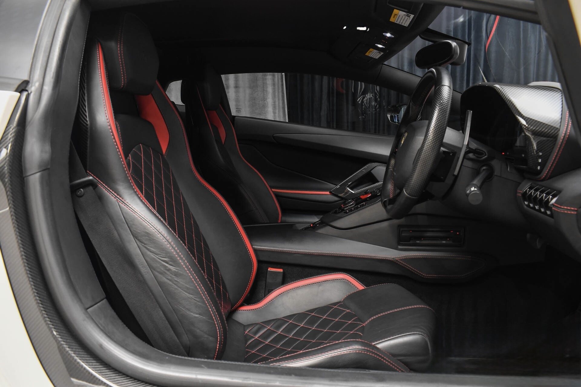 Lamborghini Aventador S, Red stitched cabin