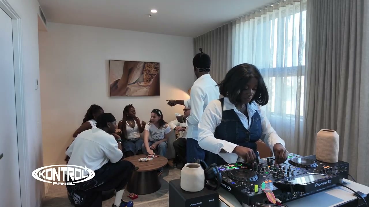 VTKAY at an intimate lounge session with a small crowd